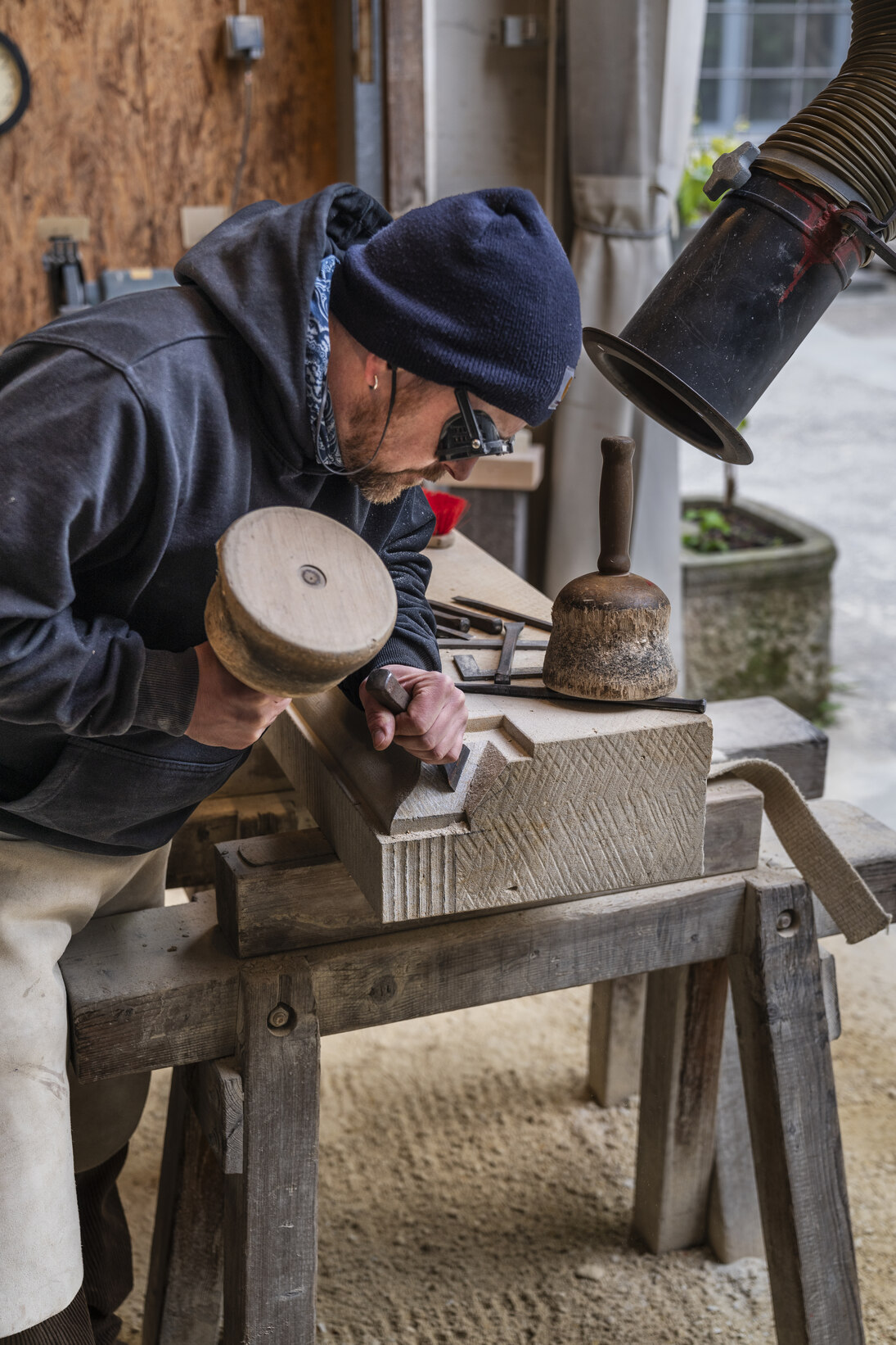 Ein Steinmetz der Zwingerbauhütte bei der Arbeit