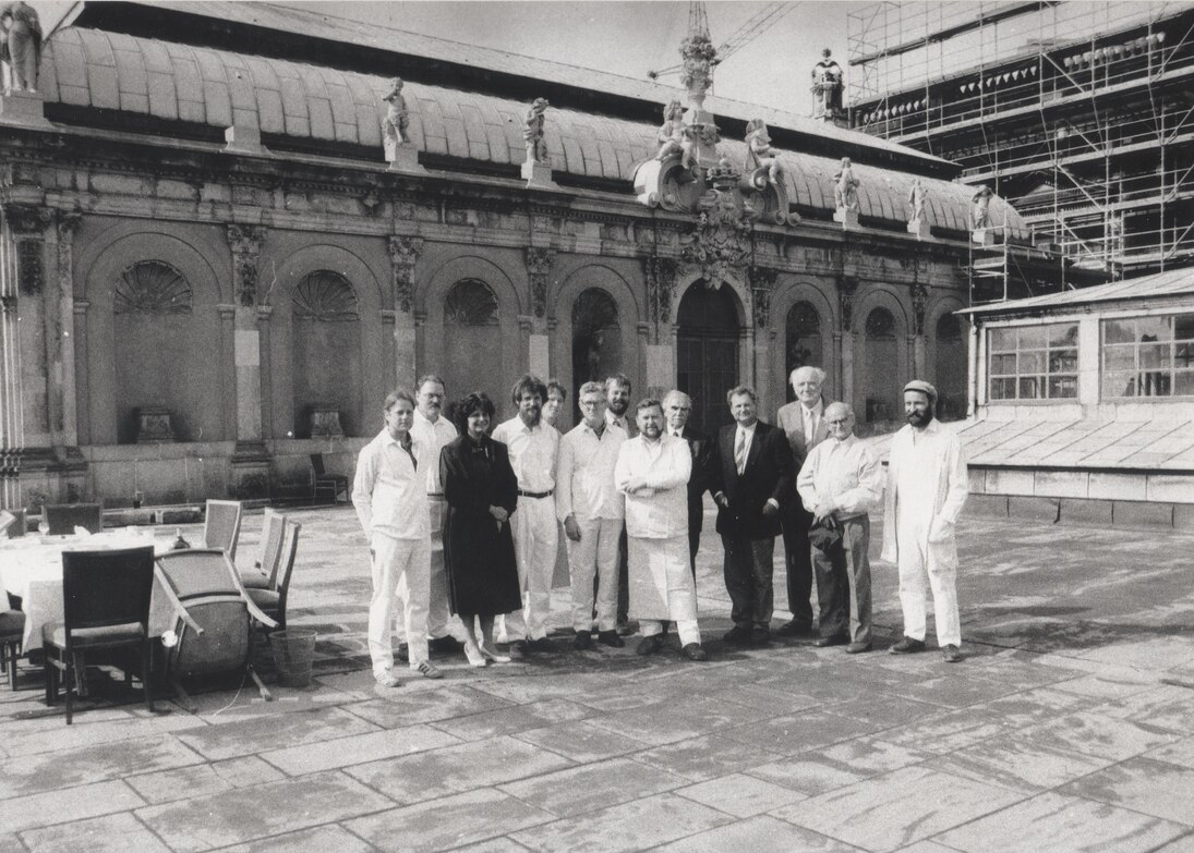 Das Team der Zwingerbauhütte (ZBH) am 18. Juni 1991 zur offiziellen der Wiedereinrichtung der Bauhütte