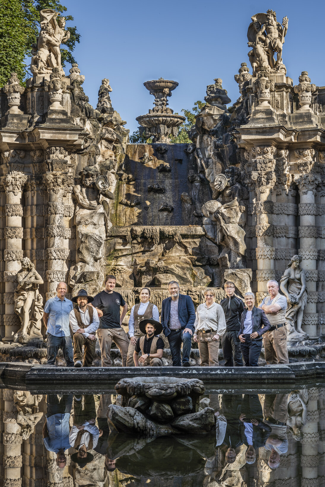 Das Team der Zwingerbauhütte im Jahr 2024 unter der Leitung von Zwingerbaumeister Kai-Uwe Beger (Mitte)